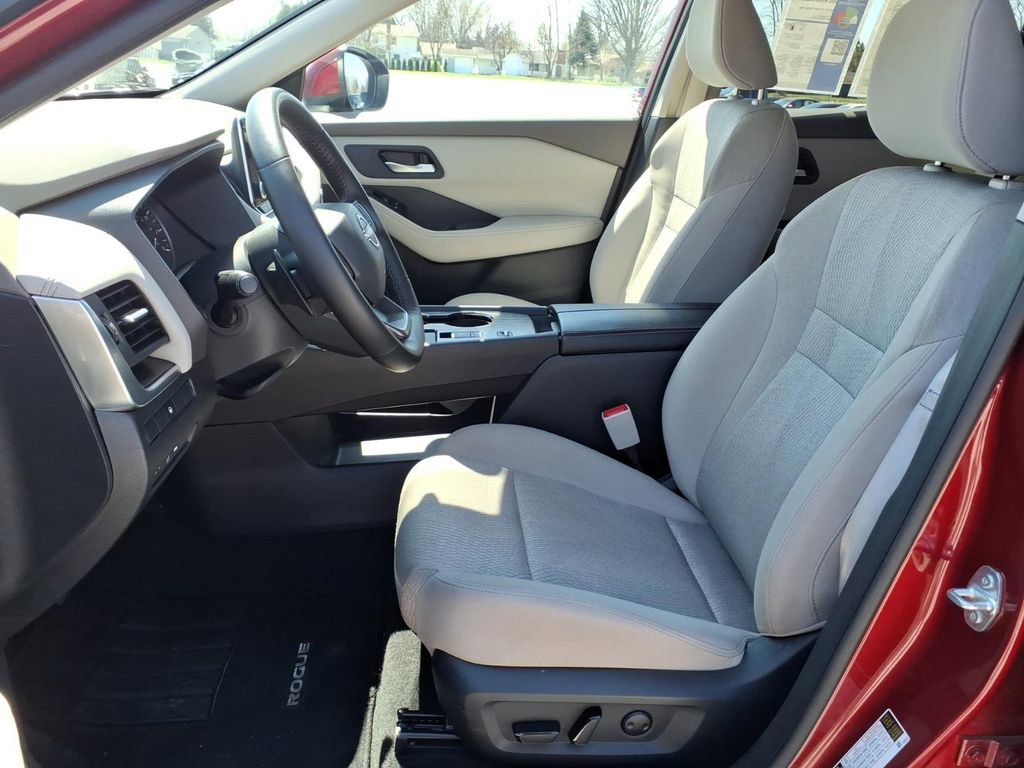 Used 2025 Nissan Rogue SV FWD image 15