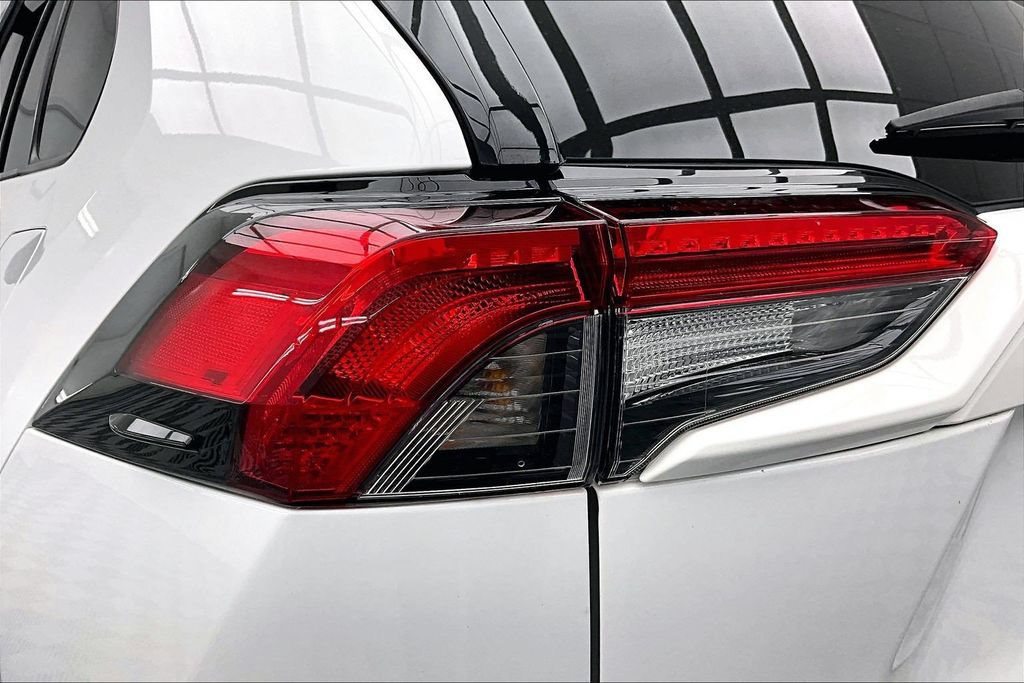 Used 2023 Toyota RAV4 LE AWD/4WD image 30