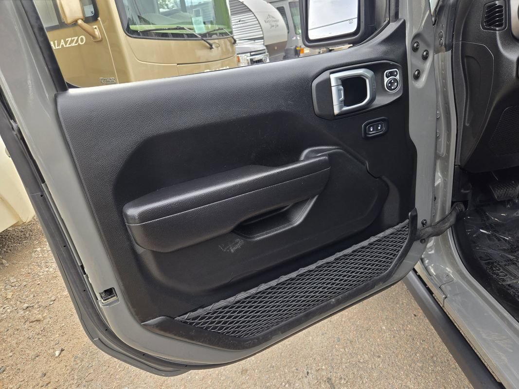 Used 2022 Jeep Gladiator Sport AWD/4WD image 15