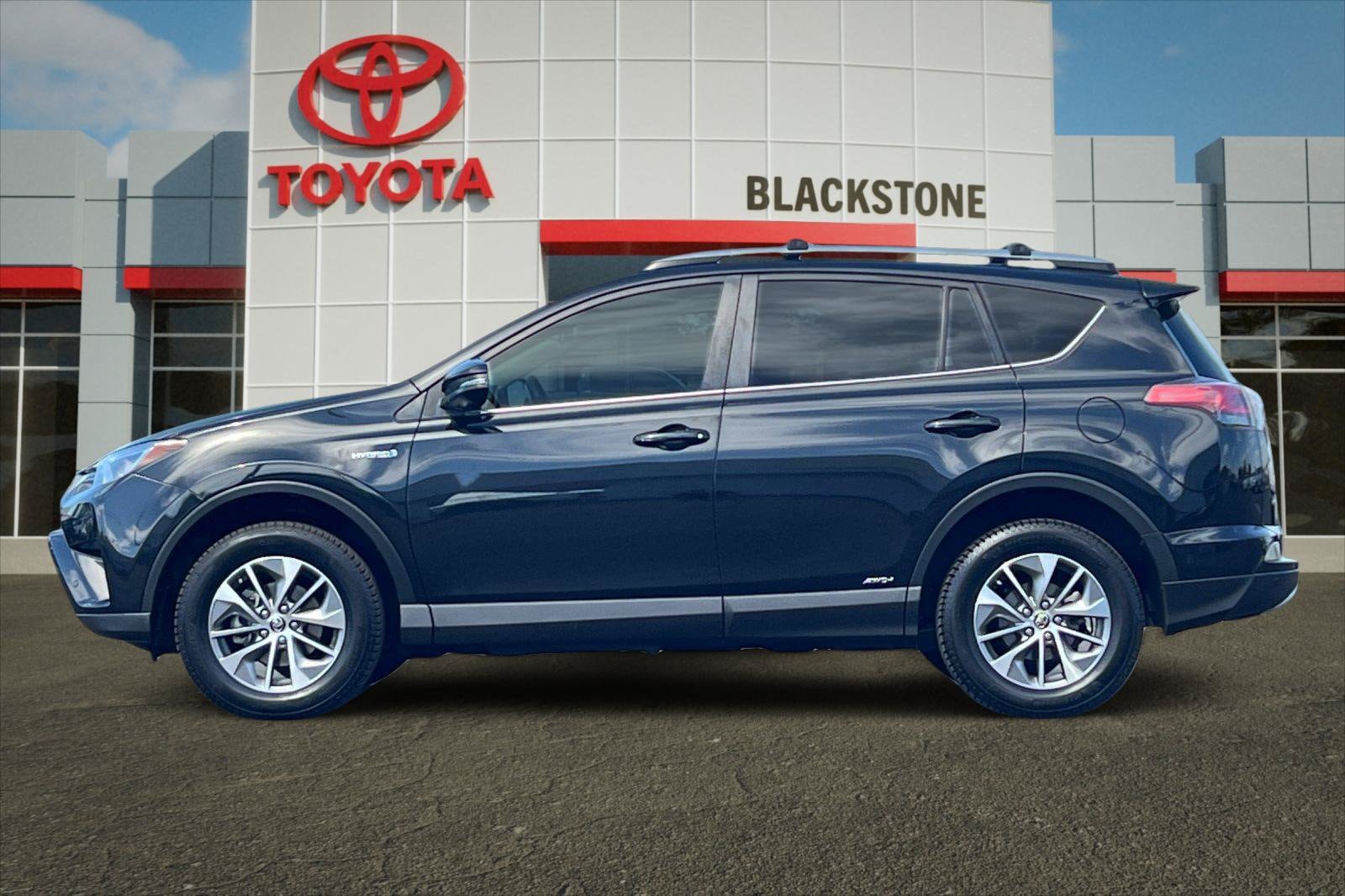 Used 2017 Toyota RAV4 XLE w/ Convenience Package AWD/4WD image 6