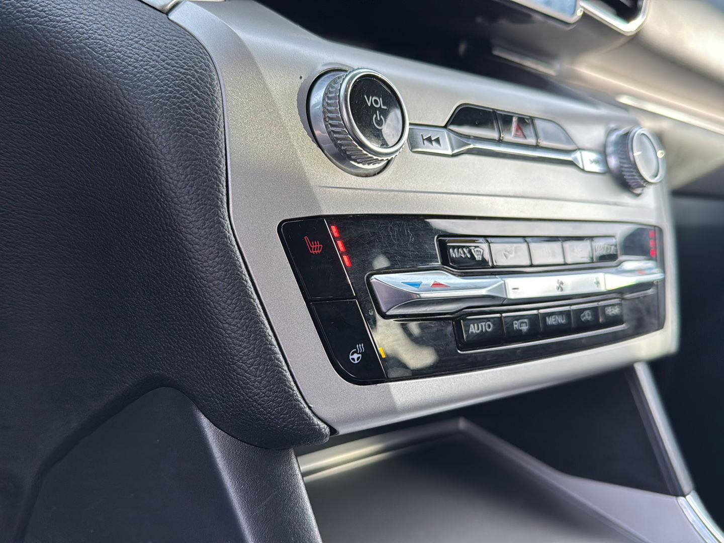 Used 2022 Ford Explorer XLT w/ Equipment Group 202A image 23