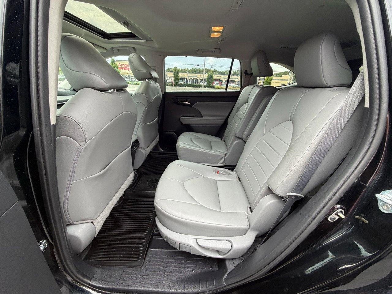 Used 2021 Toyota Highlander XLE image 25
