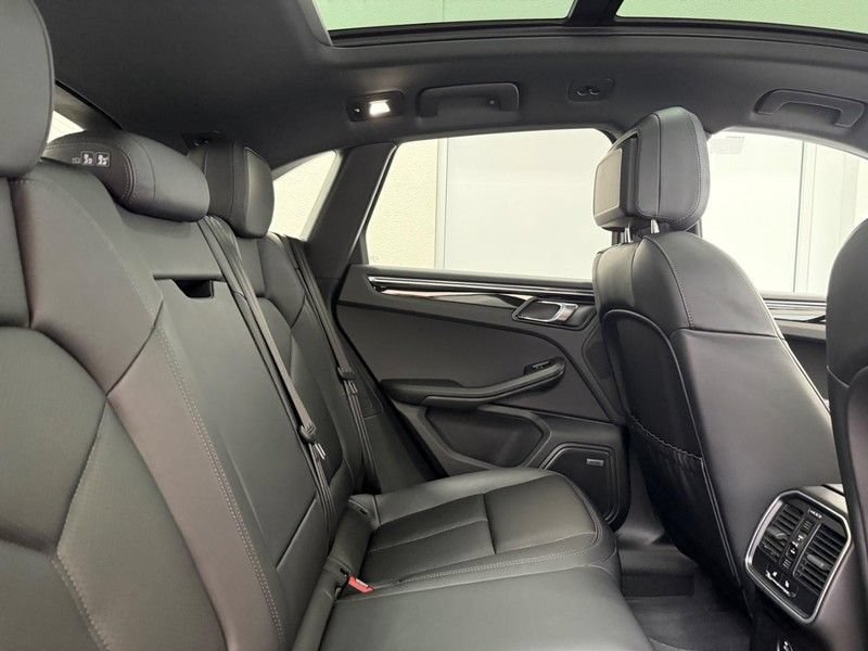 Certified 2025 Porsche Macan AWD/4WD image 13