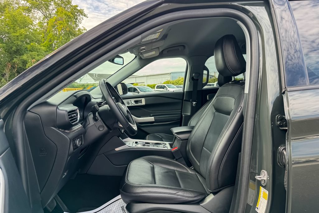 Used 2023 Ford Explorer Limited w/ Equipment Group 301A AWD/4WD image 25