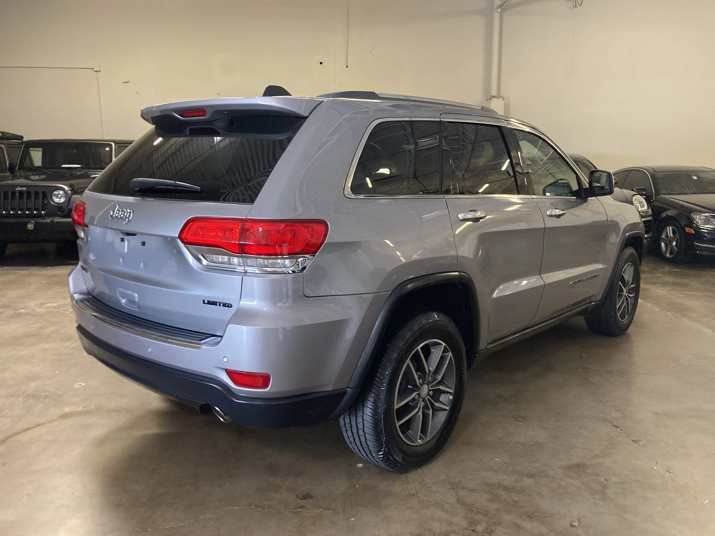 Used 2018 Jeep Grand Cherokee Limited AWD/4WD image 2