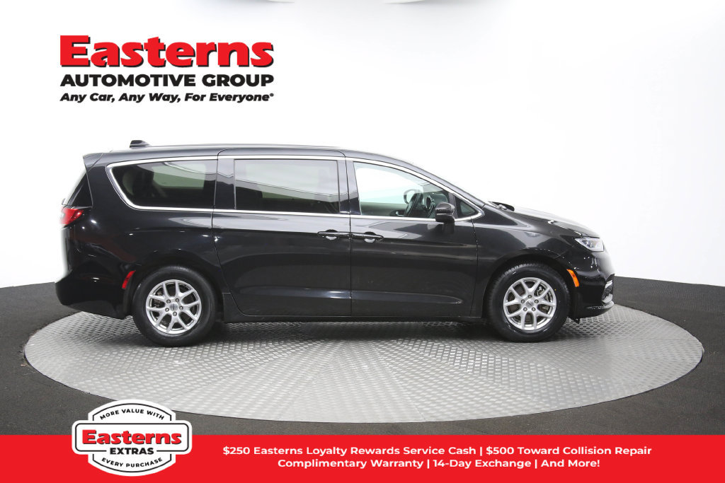 Used 2023 Chrysler Pacifica Touring-L FWD image 47