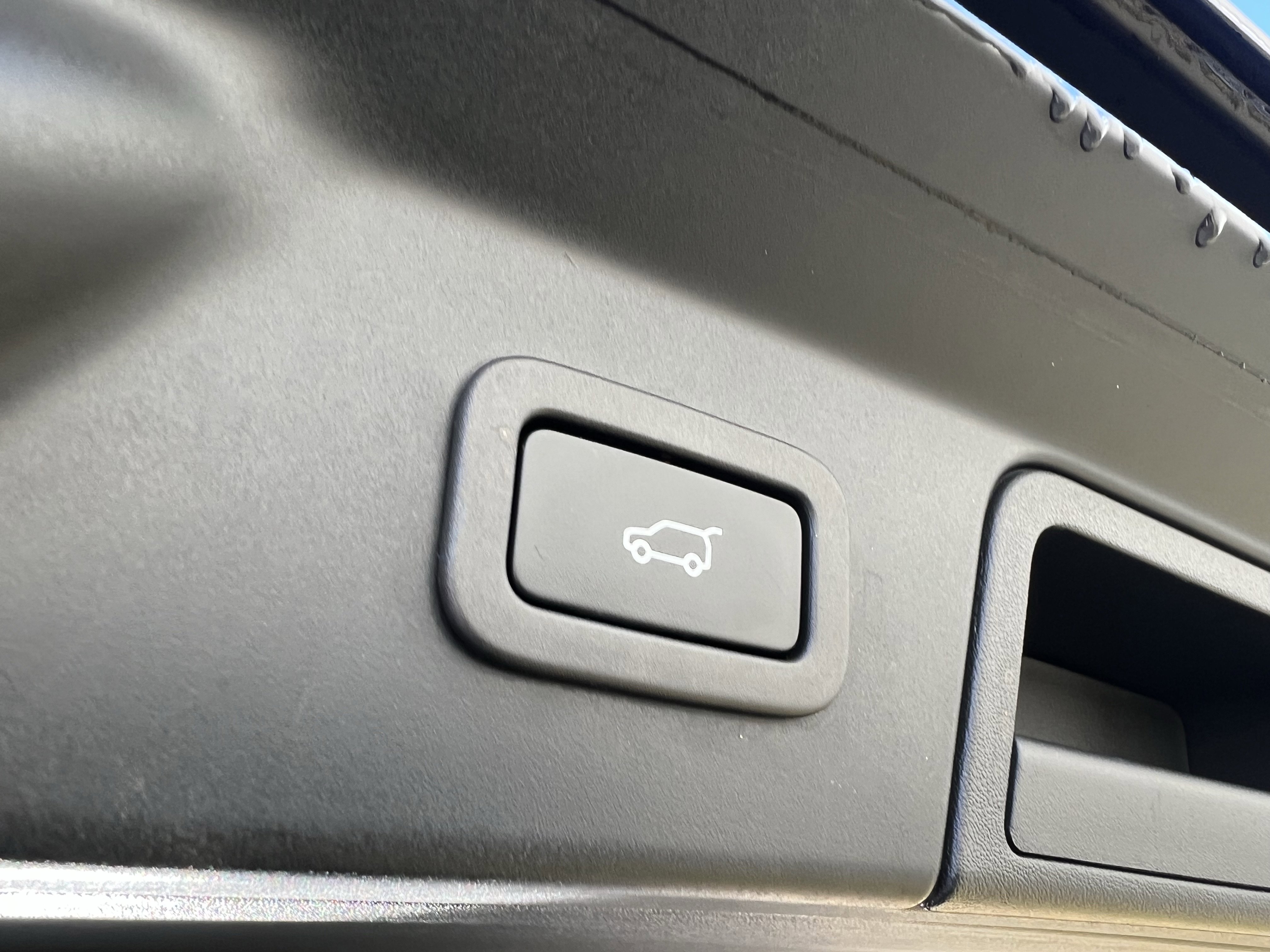 Certified 2022 Land Rover Range Rover Velar R-Dynamic S image 38