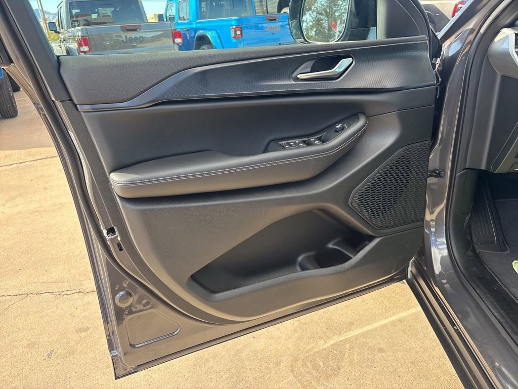 New 2025 Jeep Grand Cherokee Altitude image 13