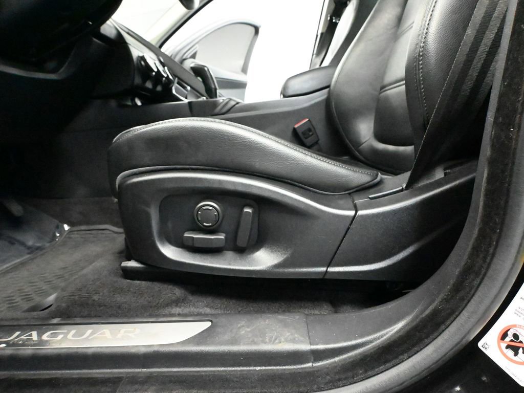 Used 2020 Jaguar E-PACE SE image 24