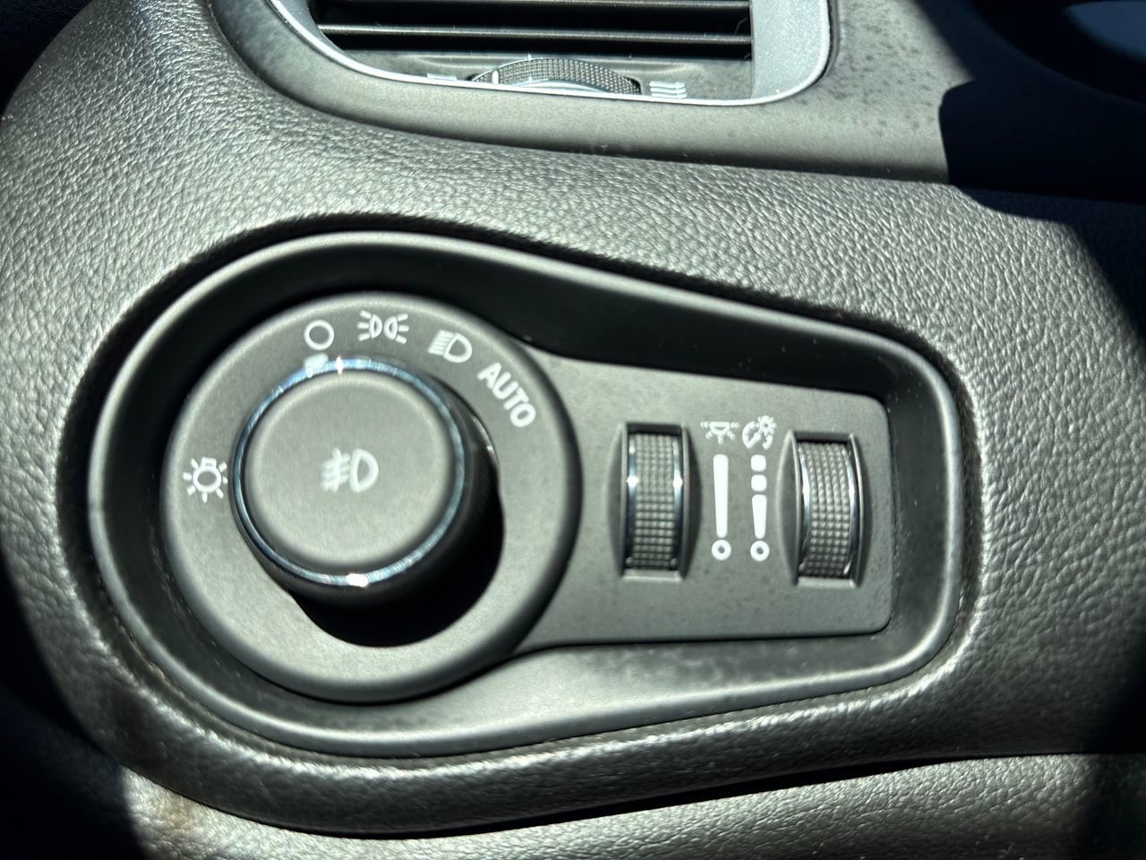 Used 2018 Jeep Renegade Latitude image 30