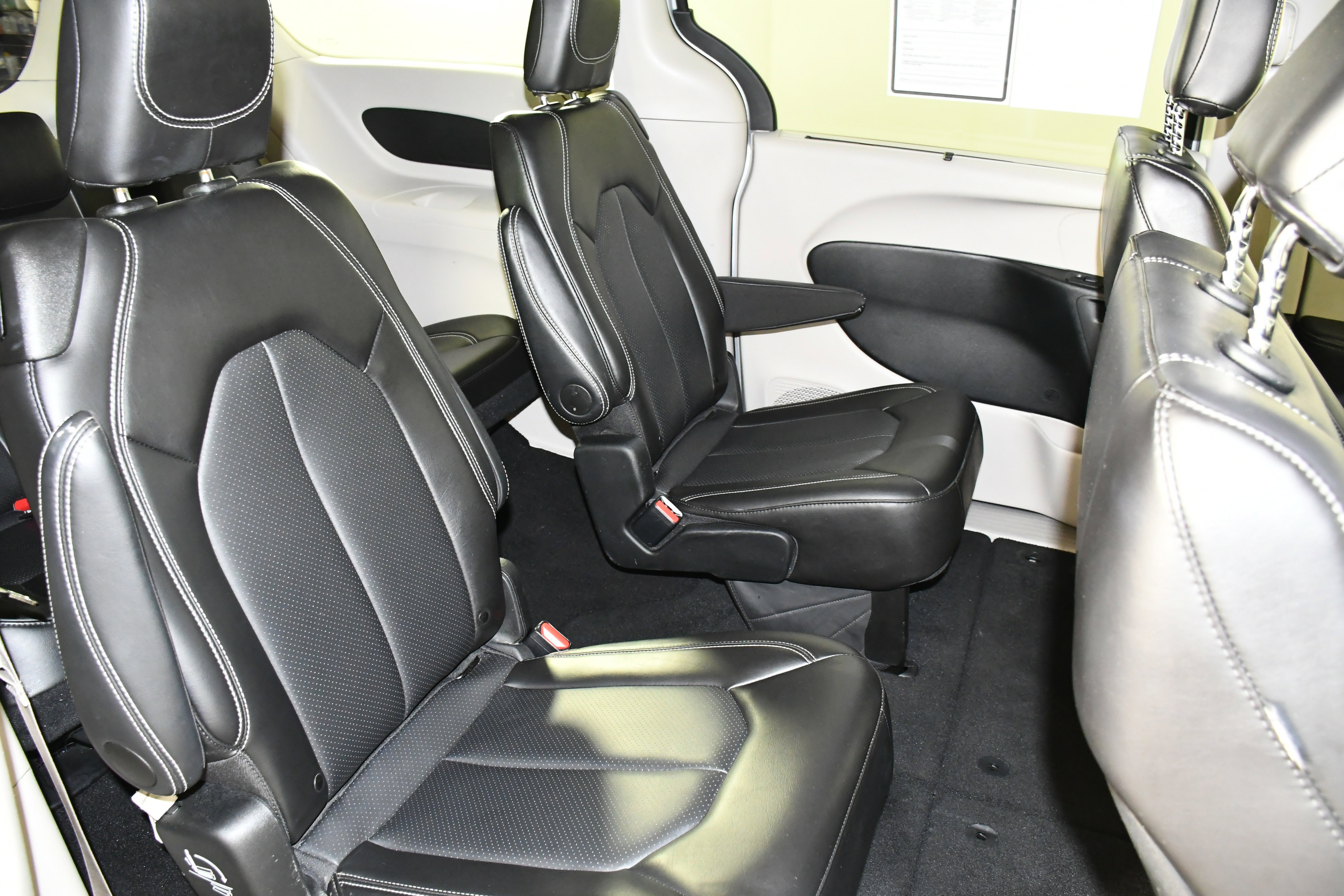 Used 2024 Chrysler Pacifica Touring-L image 44