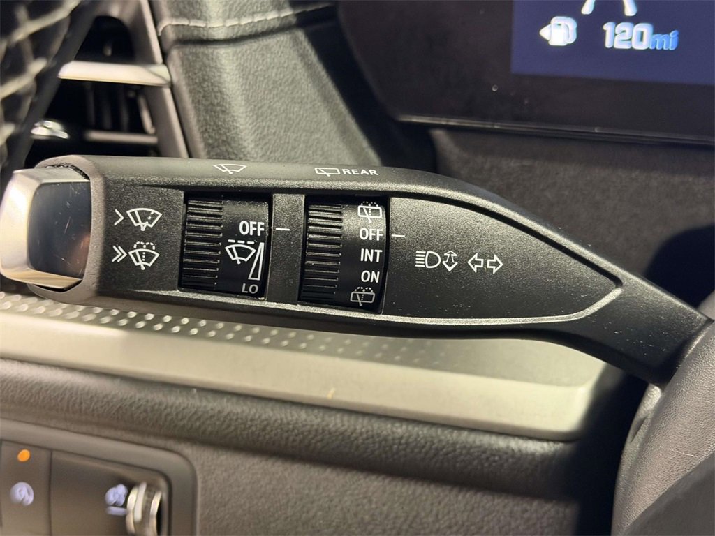 Used 2025 Chevrolet Traverse LT image 24