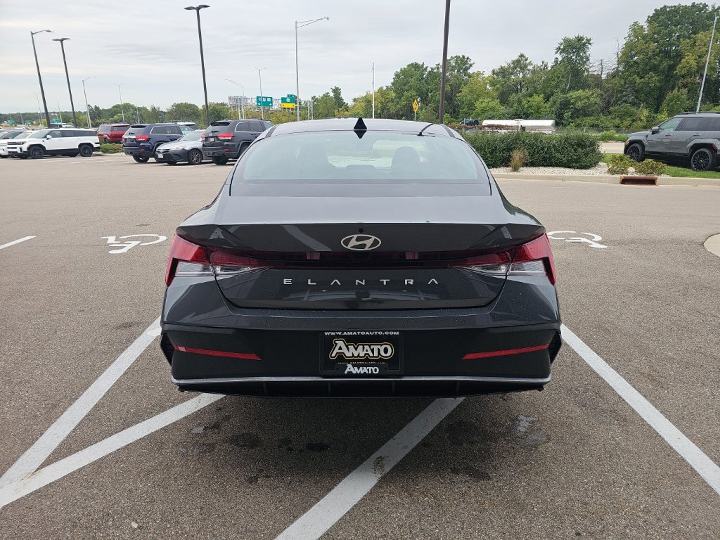 New 2026 Hyundai Elantra SE FWD image 4