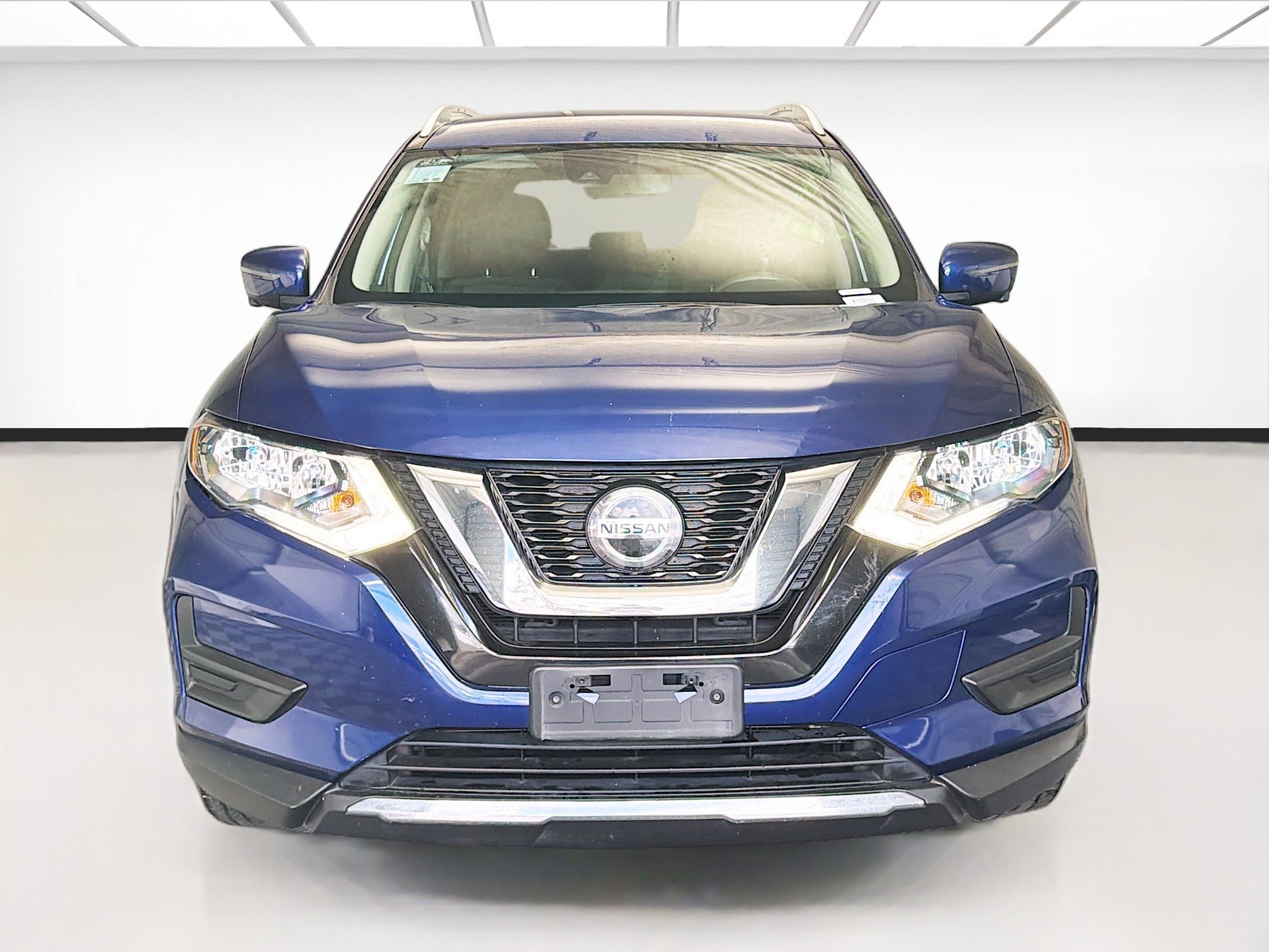 Used 2019 Nissan Rogue SV w/ Premium Package FWD image 2