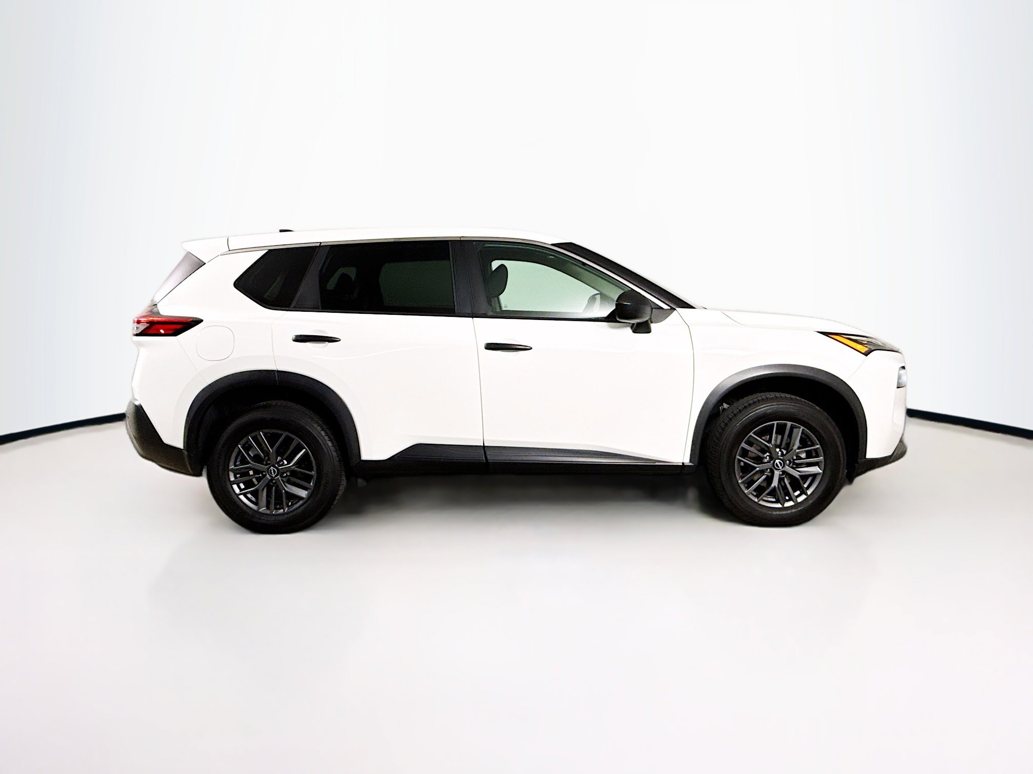 Used 2022 Nissan Rogue S image 2