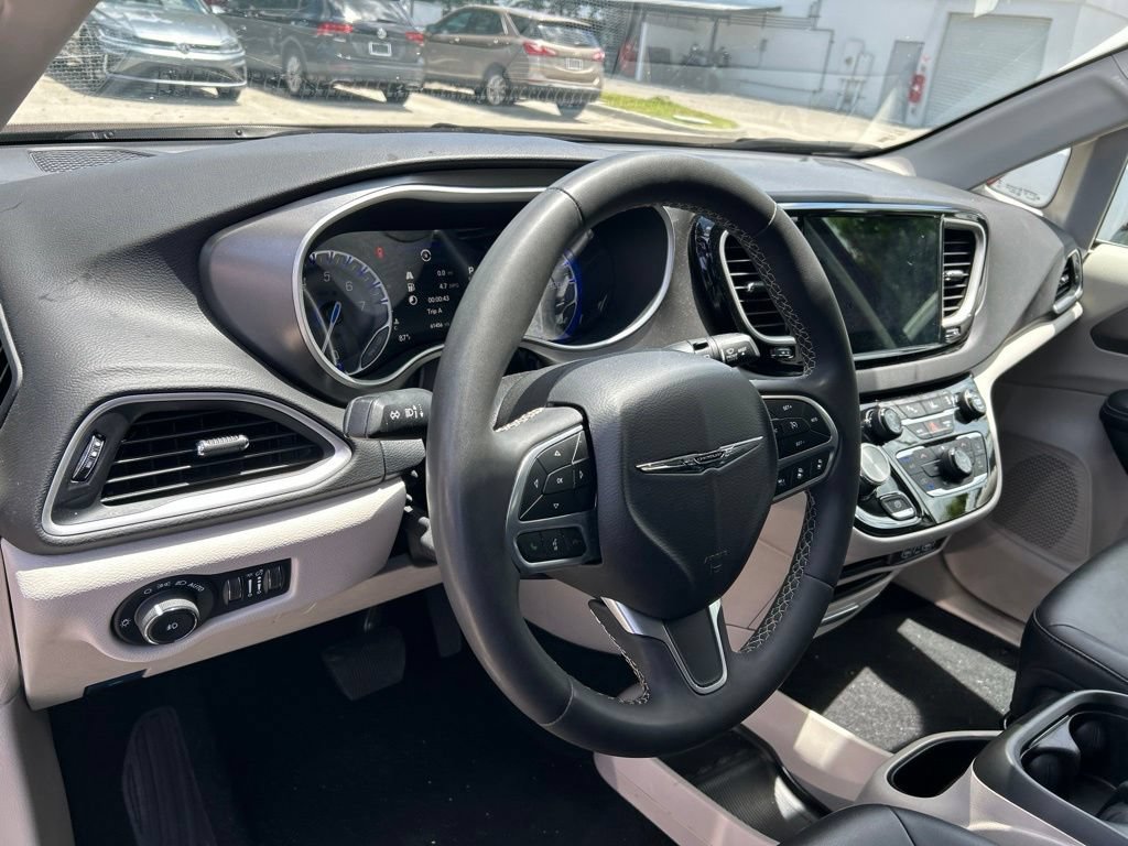 Used 2024 Chrysler Pacifica Touring-L FWD image 22