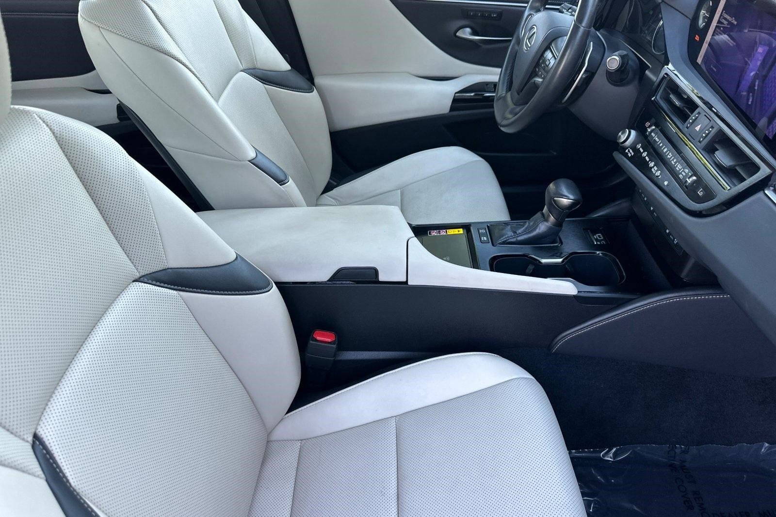 Certified 2025 Lexus ES 300h w/ Premium Package image 31