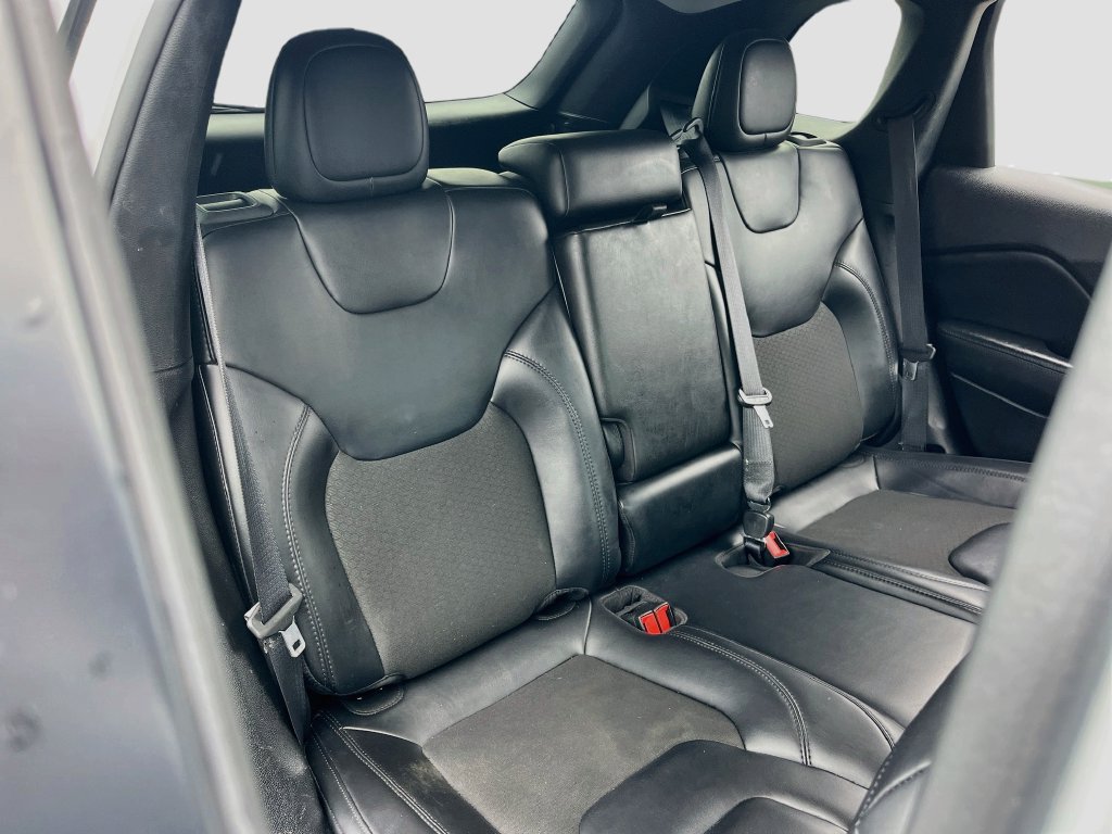 Used 2021 Jeep Cherokee Latitude Plus FWD image 24