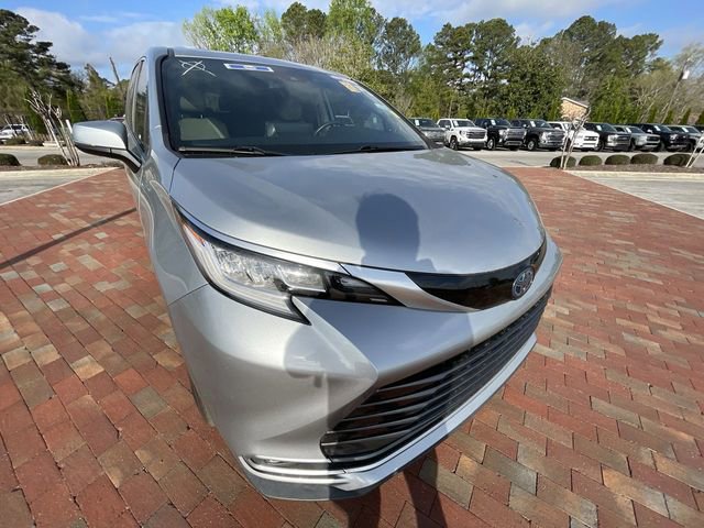 Used 2021 Toyota Sienna Limited image 4