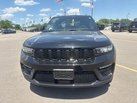 Used 2024 Jeep Grand Cherokee Limited w/ Black Appearance Package AWD/4WD image 2