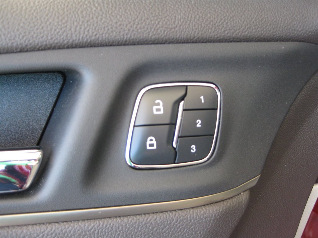 Used 2018 Lincoln MKC Reserve FWD image 11