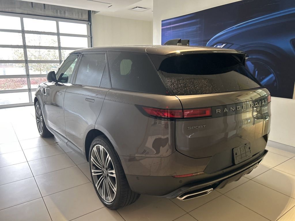 Used 2024 Land Rover Range Rover Sport SE image 2
