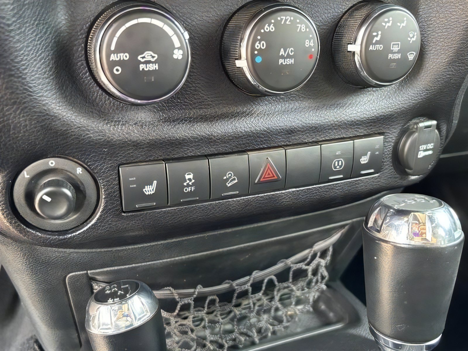Used 2016 Jeep Wrangler Unlimited Rubicon w/ Connectivity Group AWD/4WD image 14
