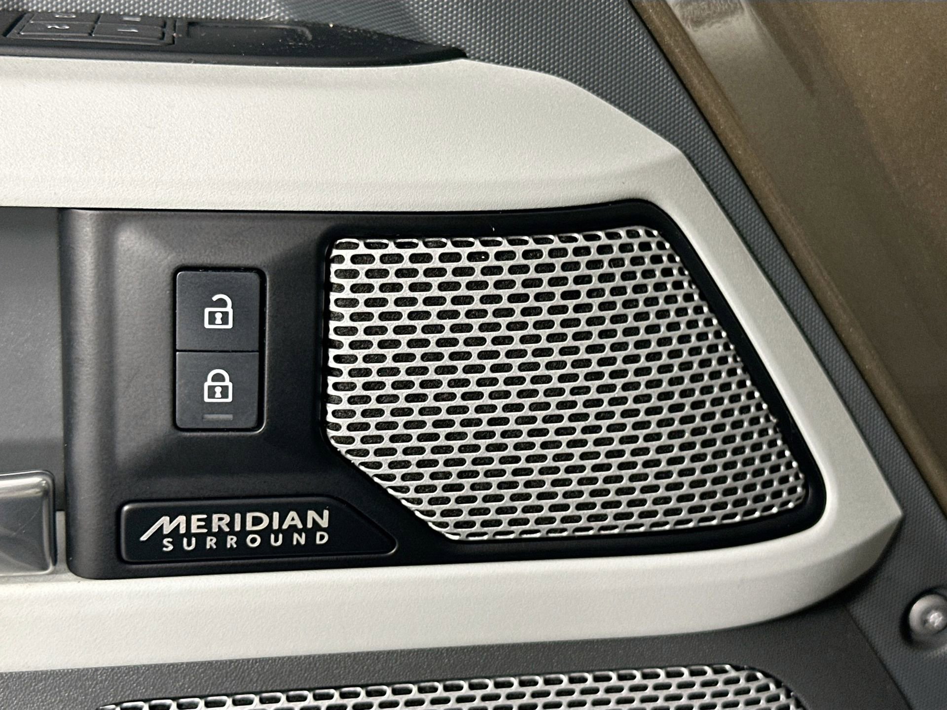 Used 2023 Land Rover Defender 130 SE image 20