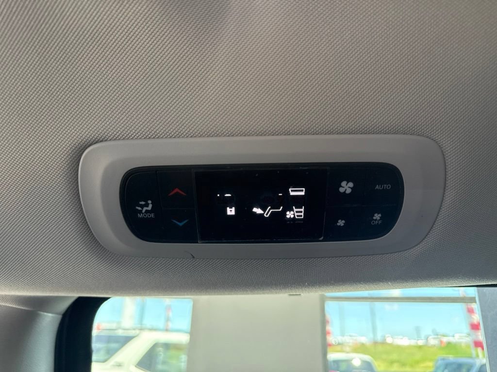 Used 2019 Chrysler Pacifica Touring Plus w/ Tire & Wheel Group FWD image 16