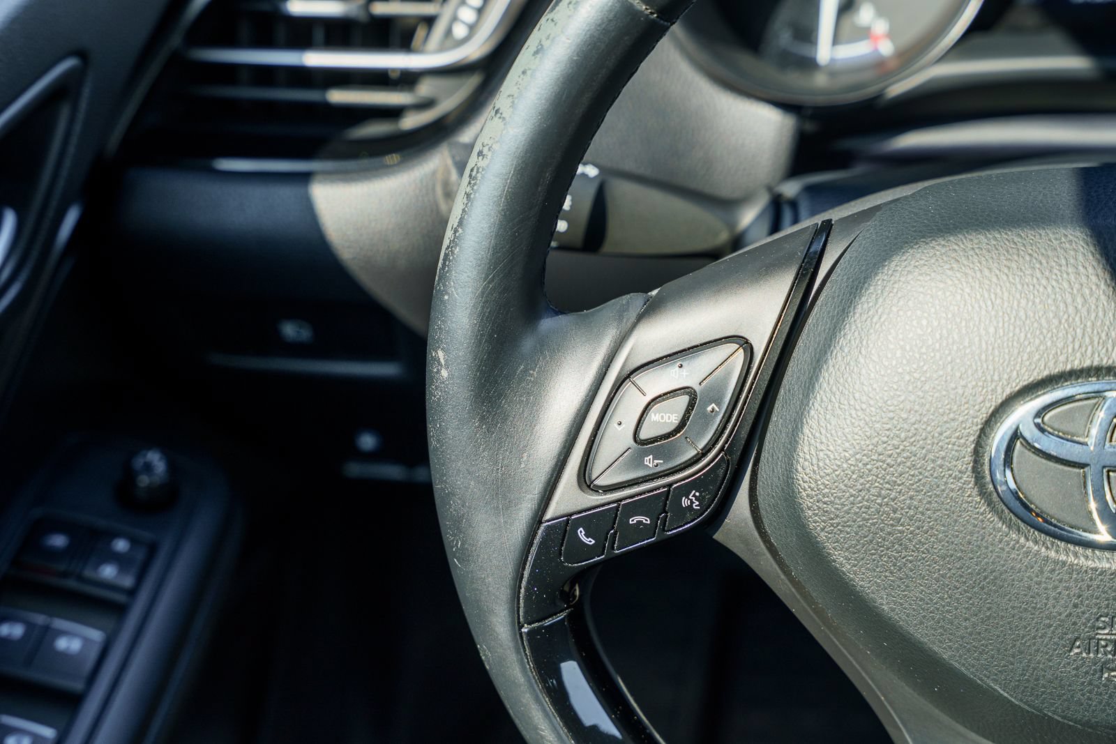 Used 2018 Toyota C-HR XLE FWD image 27