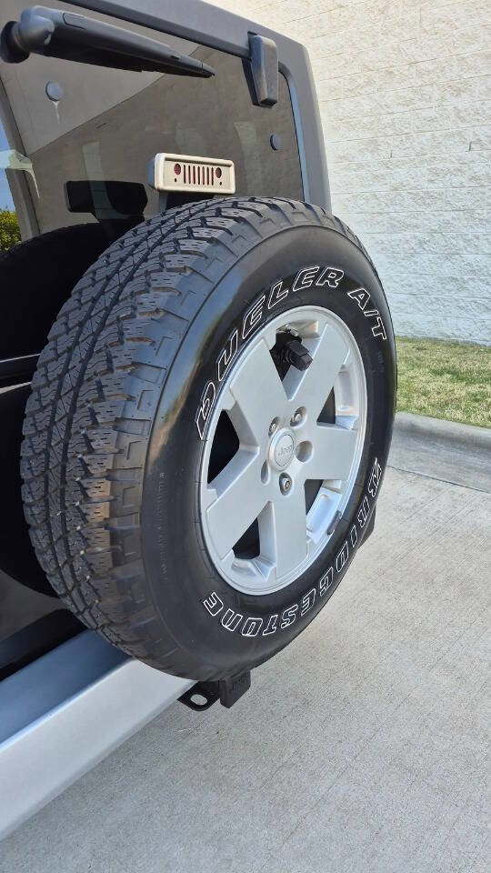 Used 2008 Jeep Wrangler Sahara w/ Dual Top Group AWD/4WD image 18