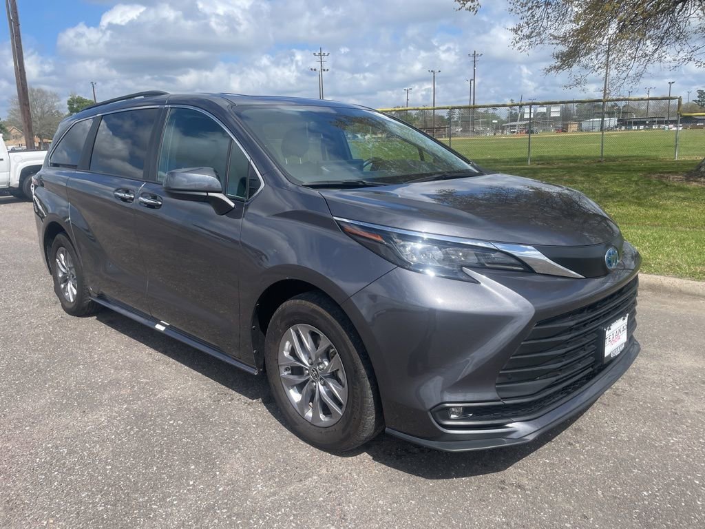 Used 2025 Toyota Sienna XLE image 12