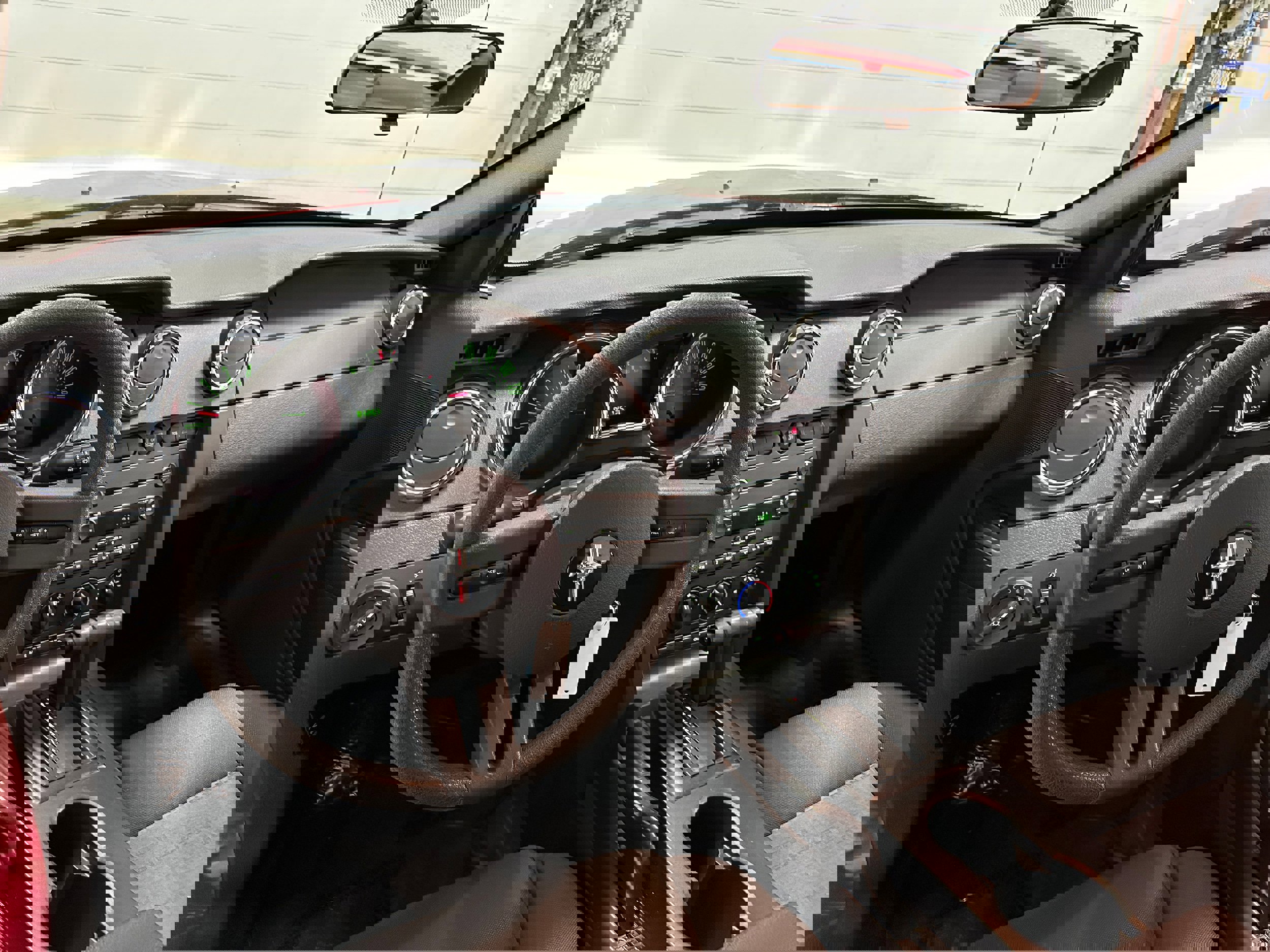 Used 2005 Ford Mustang Deluxe image 2