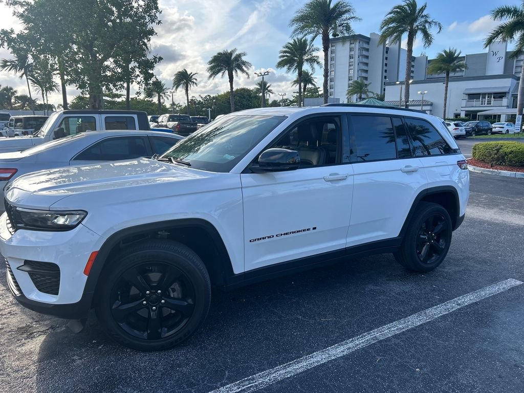Used 2023 Jeep Grand Cherokee Altitude AWD/4WD image 1