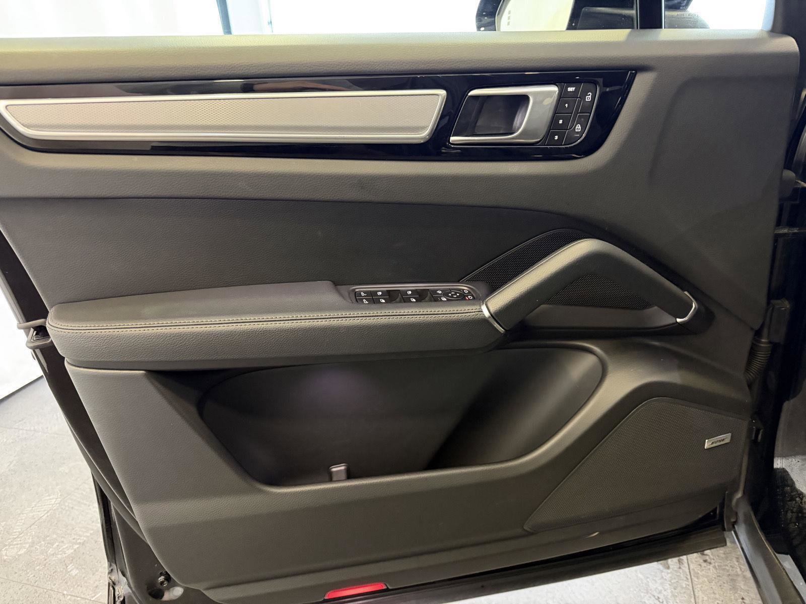 Certified 2023 Porsche Cayenne Platinum Edition image 15