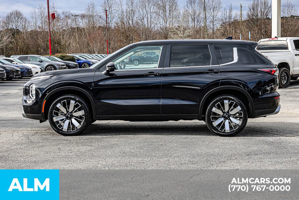 Used 2025 Mitsubishi Outlander SE image 9