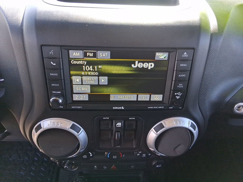 Used 2015 Jeep Wrangler Unlimited Sahara w/ Connectivity Group AWD/4WD image 13