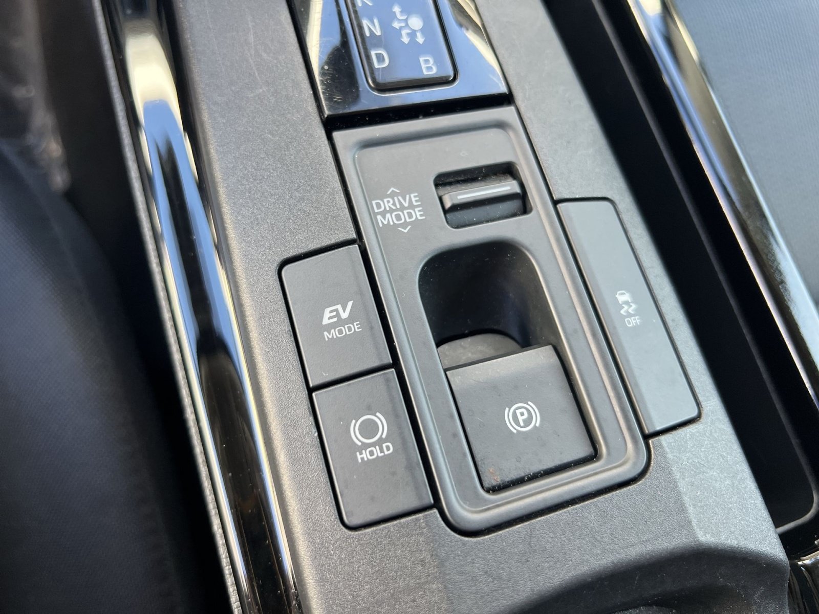 Used 2025 Toyota Prius LE FWD image 31
