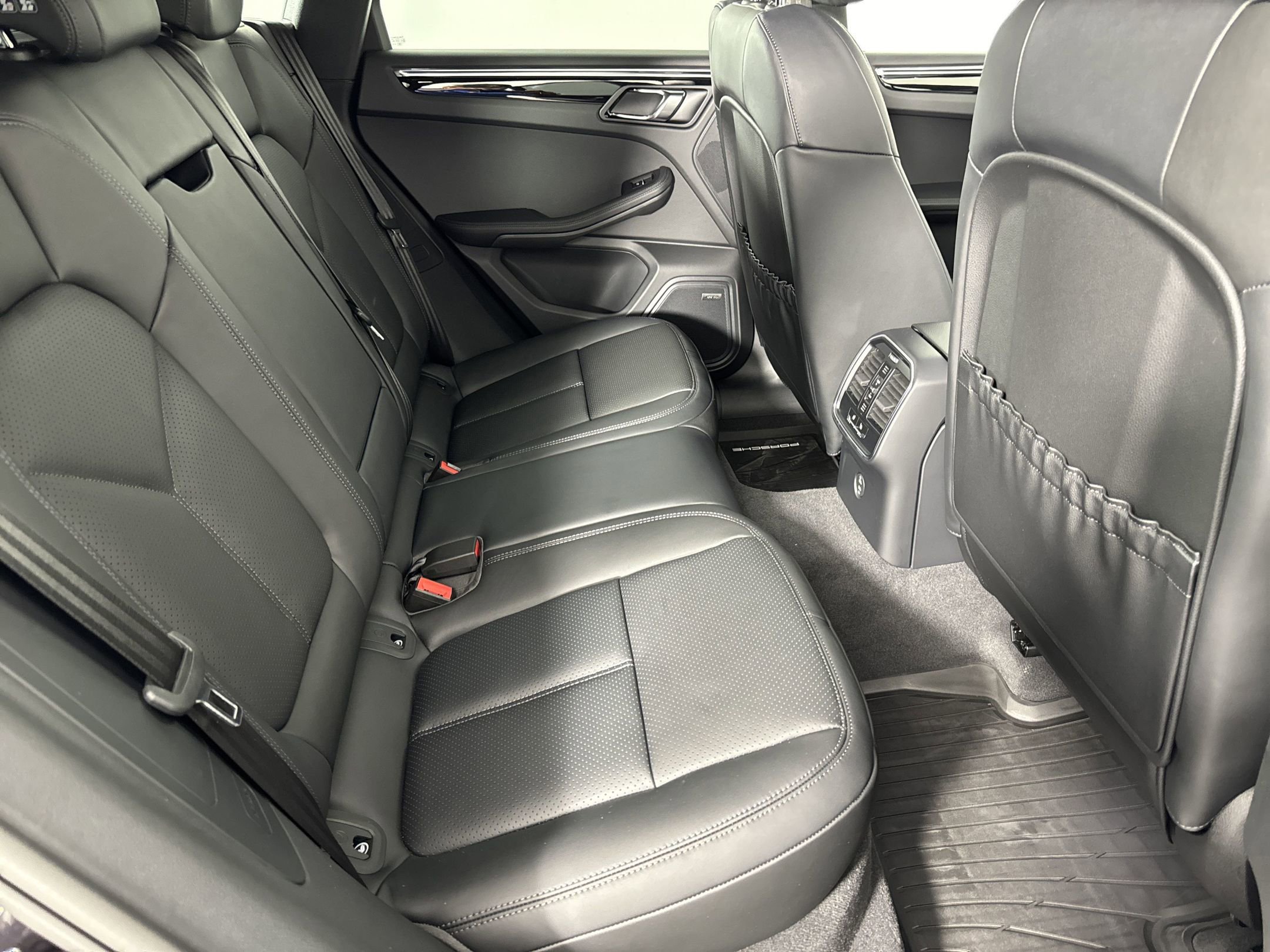 Certified 2025 Porsche Macan image 28