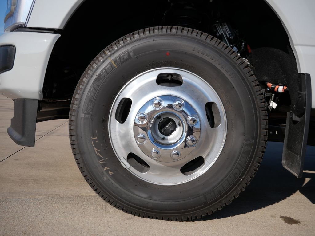 New 2026 Ford F350 Platinum w/ FX4 Off-Road Package image 13