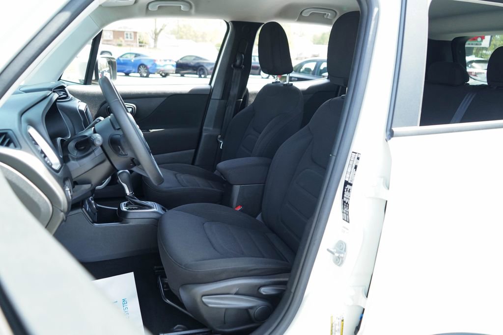 Used 2021 Jeep Renegade Latitude AWD/4WD image 7