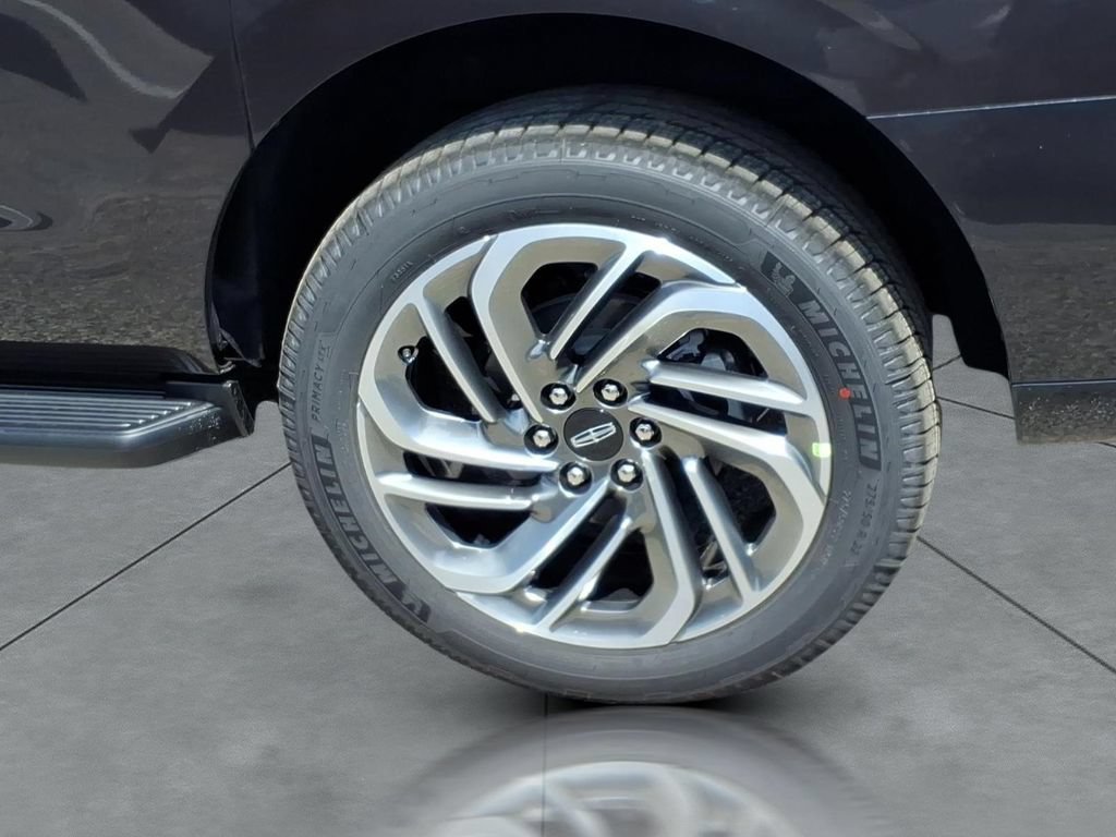 New 2027 Lincoln Navigator L Premier AWD/4WD image 3
