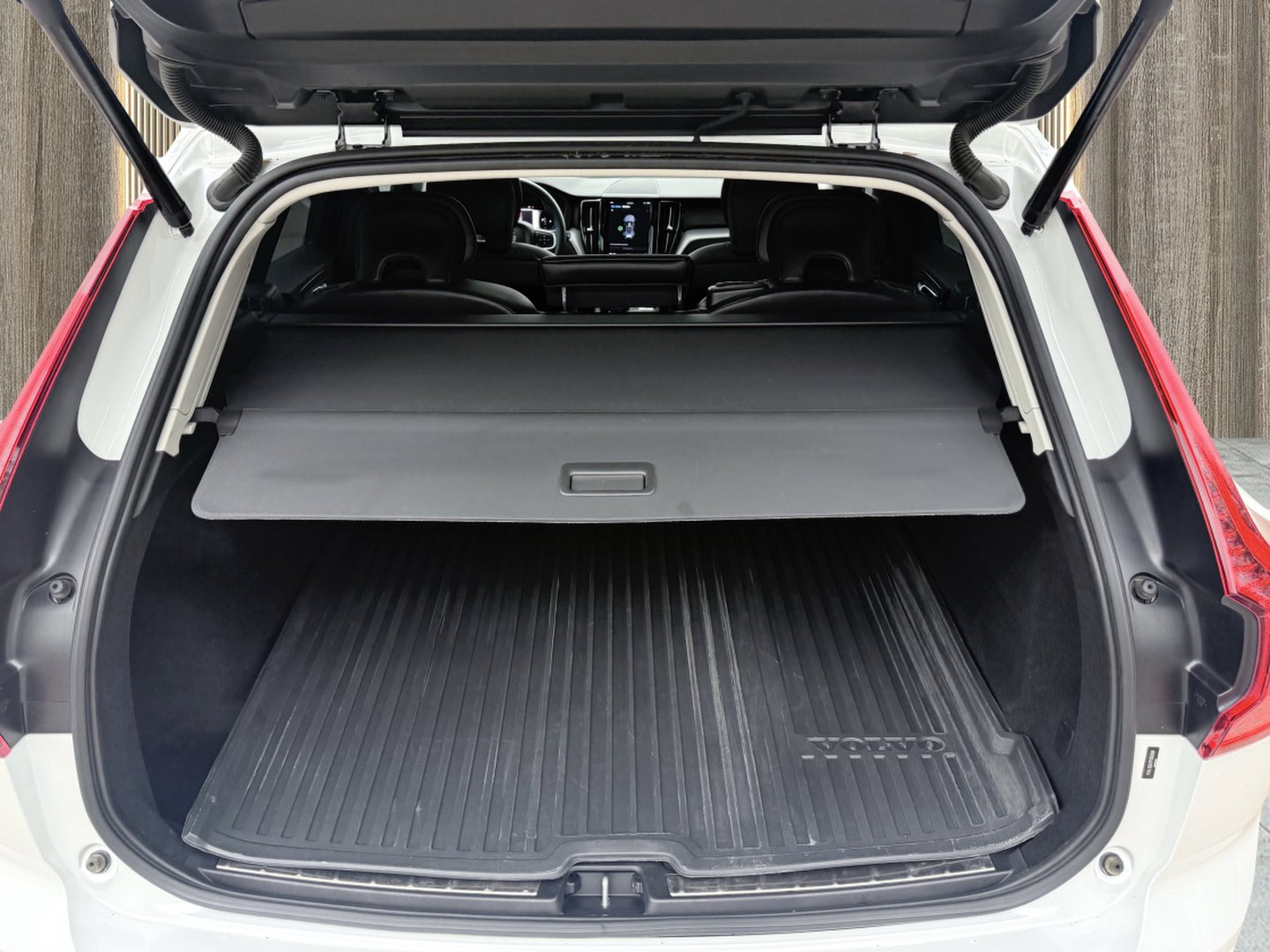 Used 2023 Volvo XC60 B5 Core image 16