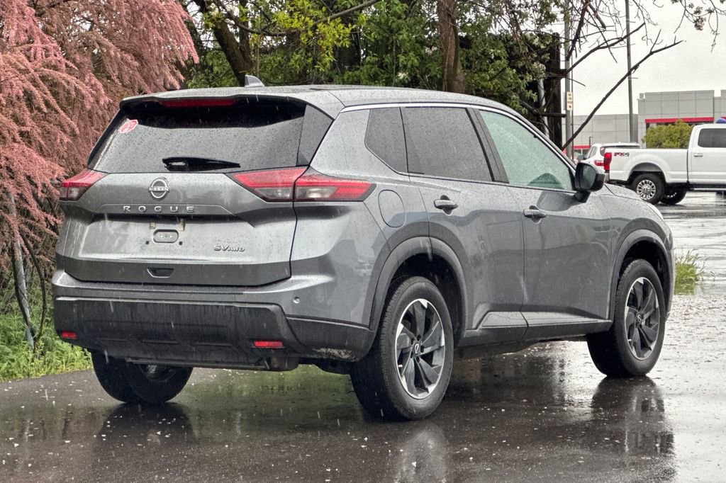 Used 2024 Nissan Rogue SV image 4