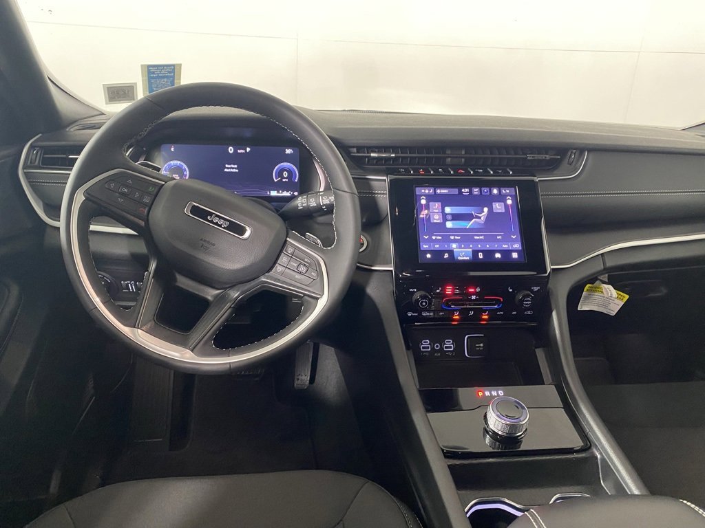 Used 2025 Jeep Grand Cherokee Laredo w/ Luxury Tech Group I image 27