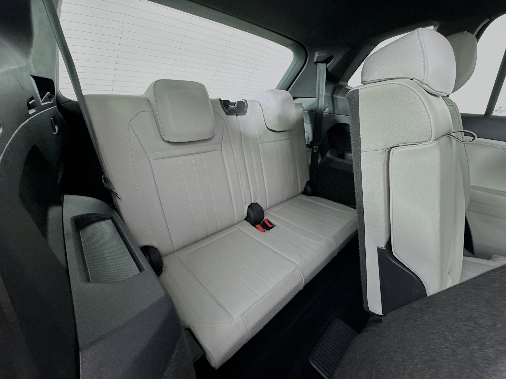 Used 2022 Volkswagen Tiguan SE R-Line image 34