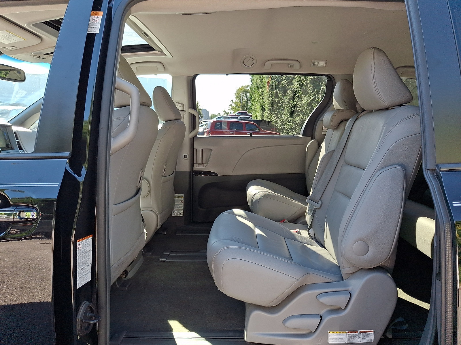 Used 2016 Toyota Sienna XLE w/ XLE Navigation Package FWD image 11