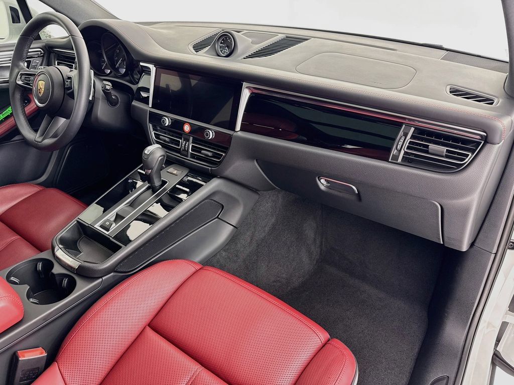 Certified 2025 Porsche Macan AWD/4WD image 31