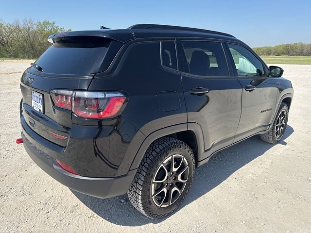 Used 2025 Jeep Compass Trailhawk image 5