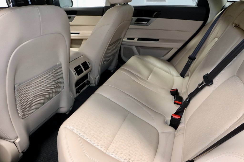 Used 2020 Jaguar XF Prestige image 20